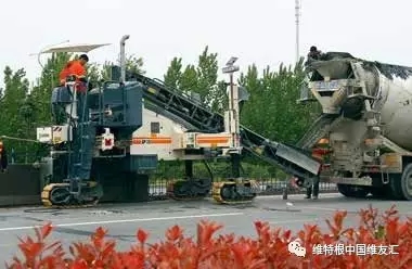 混凝土防撞護欄僅需一臺機器即可實現(xiàn)連續(xù)攤鋪作業(yè)，結構物一次性成型，經(jīng)濟高效。